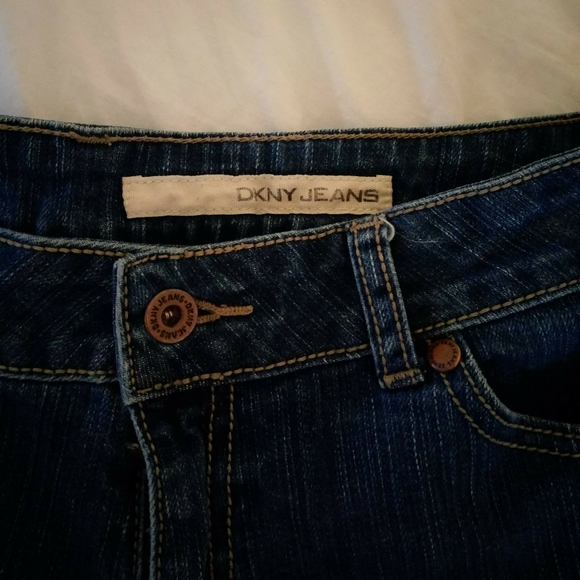 🌟 DKNY Denim Shorts. - Picture 3 of 6